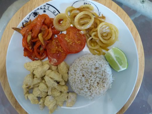 Poulet mariné aux poivrons et aux tomates