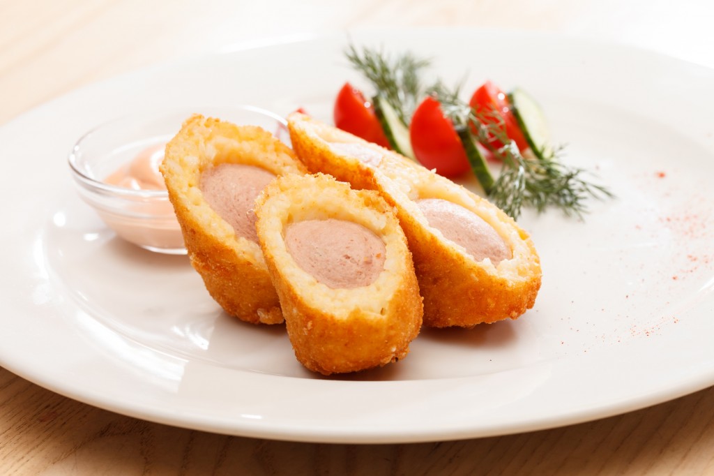 Hot dog Strasbourg, omelette, bacon, tomates et mimolette