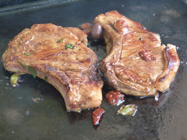 Dégustez ces côtes de porc thym-tomates séchées à la plancha - Gourmicom