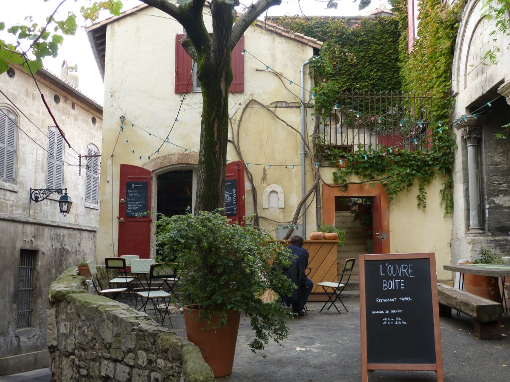 ouvre boite arles restaurant