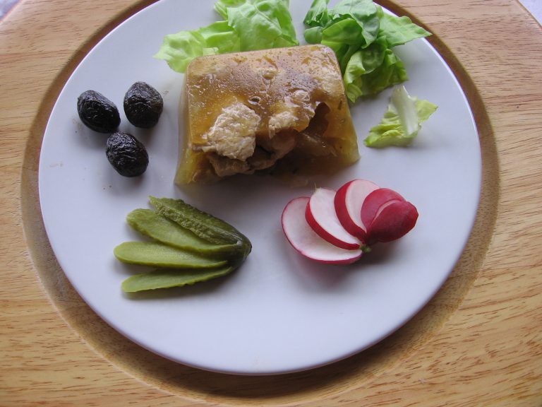 Un délicieux aspic de poulet en entrée - Gourmicom