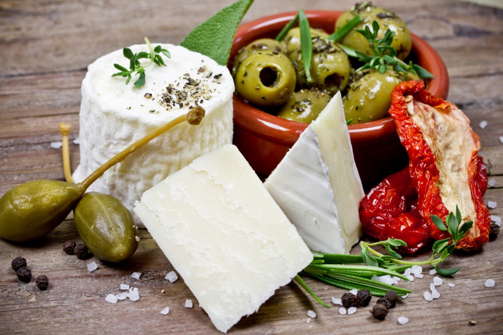 Käse und Oliven