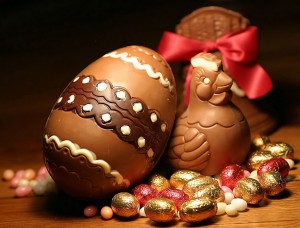 La gallina di Pasqua dalle uova di cioccolato