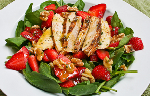 Salade de fraises et de poulet rôti mariné