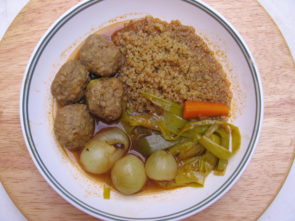 Bouillon aux boulettes de viande et épices