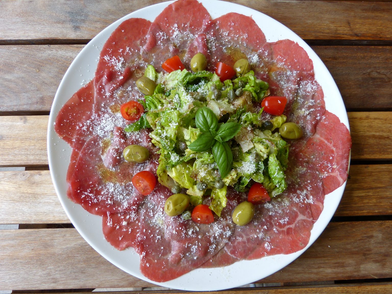 Quel Accompagnement Avec Carpaccio De Boeuf Carpaccio de boeuf aux sucrines, câpres et olives - Gourmicom