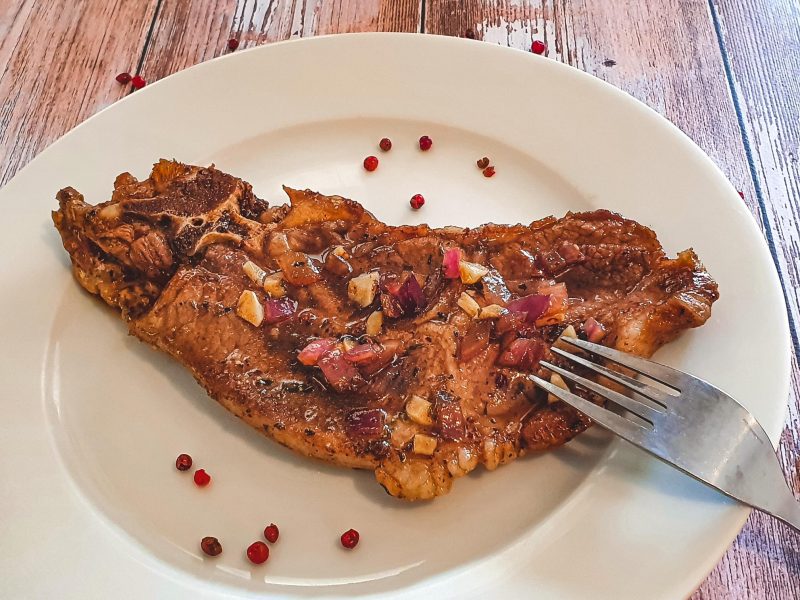 Côtes échines de porc marinées aux baies roses - Caroline GENEROSI