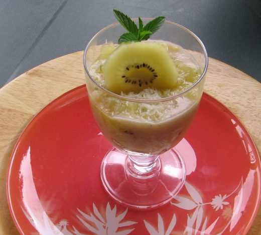 Des verrines aux kiwis à la crème de banane sur lit de coco