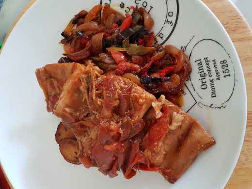 Un délicieux lapin à la crétoise aux poivrons et tomates