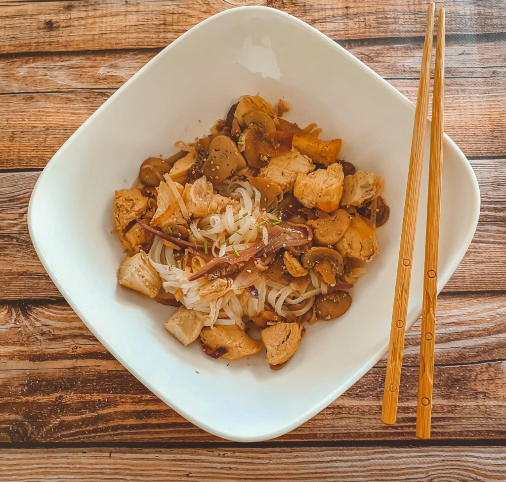 Nouilles de riz sautées aux champignons et poulet - Caroline GENEROSI