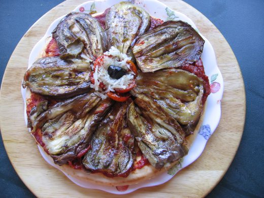 Pizza fleur aux pétales d’aubergines grafitti