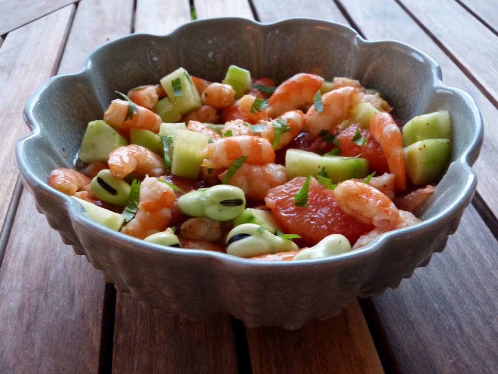 Poke bowl aux crevettes, pomelo, fèves et