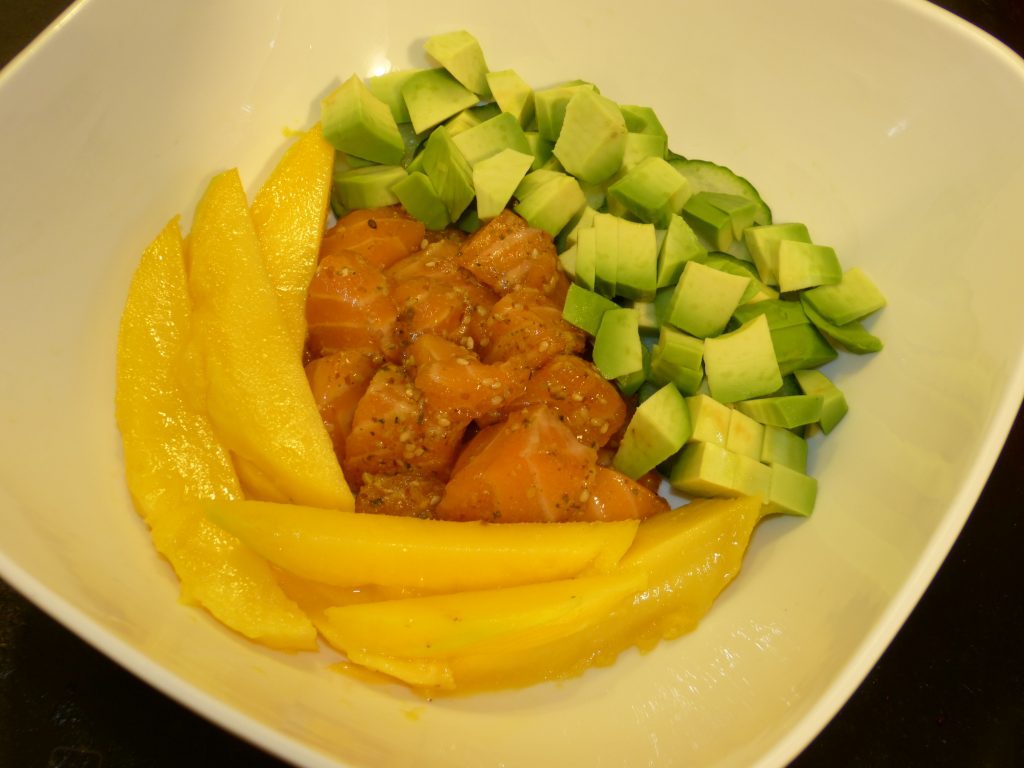 Un délicieux poke Bowl au saumon, mangue et avocat Un délicieux poke Bowl au saumon, mangue et avocat