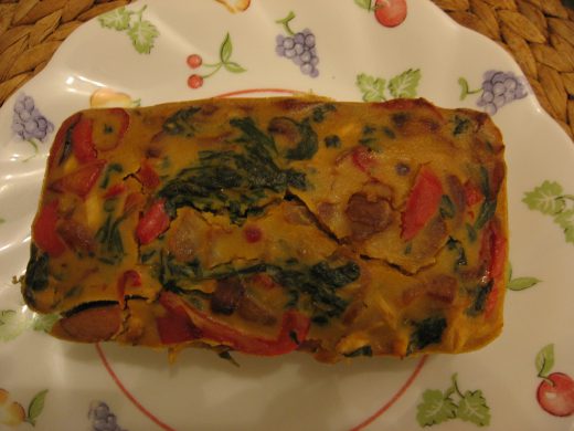 Quiche sans pâte au poulet rôti et bouquets de mâche