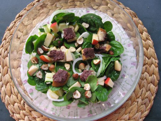Salade de jeunes pousses d’épinards aux noisettes grillées