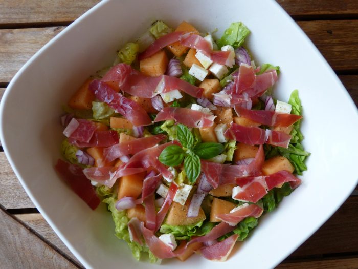 Salade au jambon cru, melon, sucrine et féta