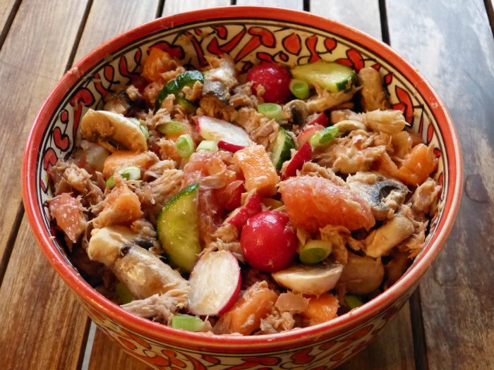 Power Bowl au thon, avocat, radis et pomelo