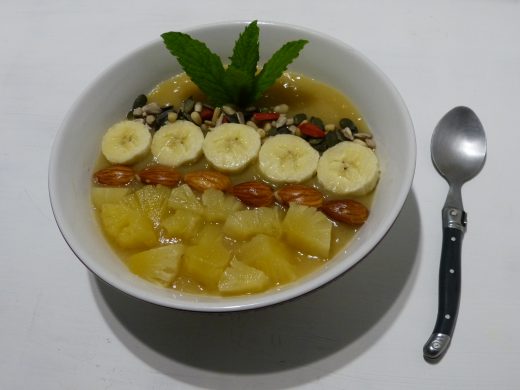 Smoothie bowl aux fruits exotiques, poire et graines