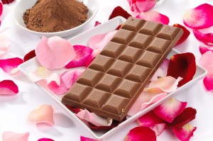 Cioccolato al latte con petali di rosa